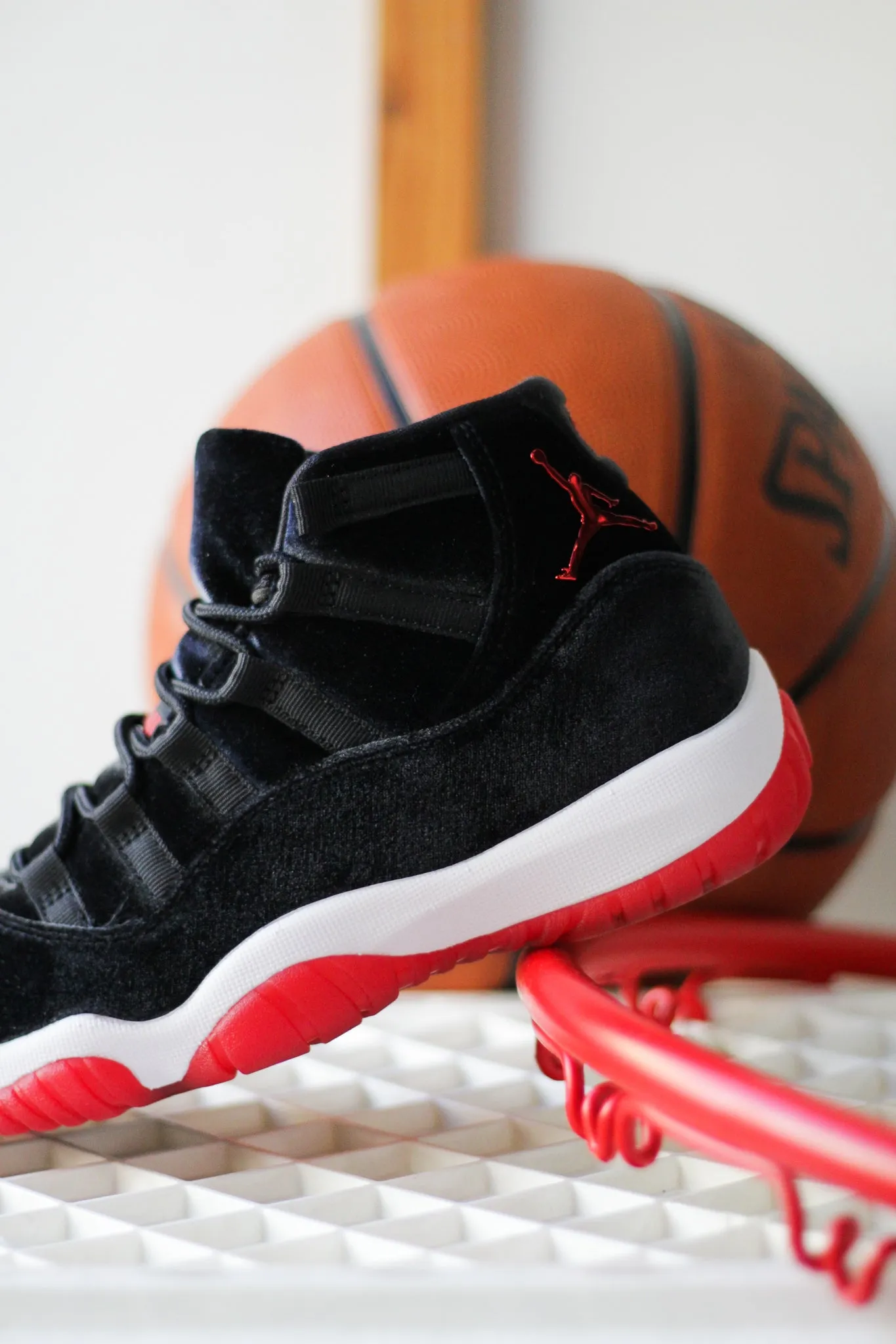 W AIR JORDAN 11 RETRO "BLACK/GYM RED"