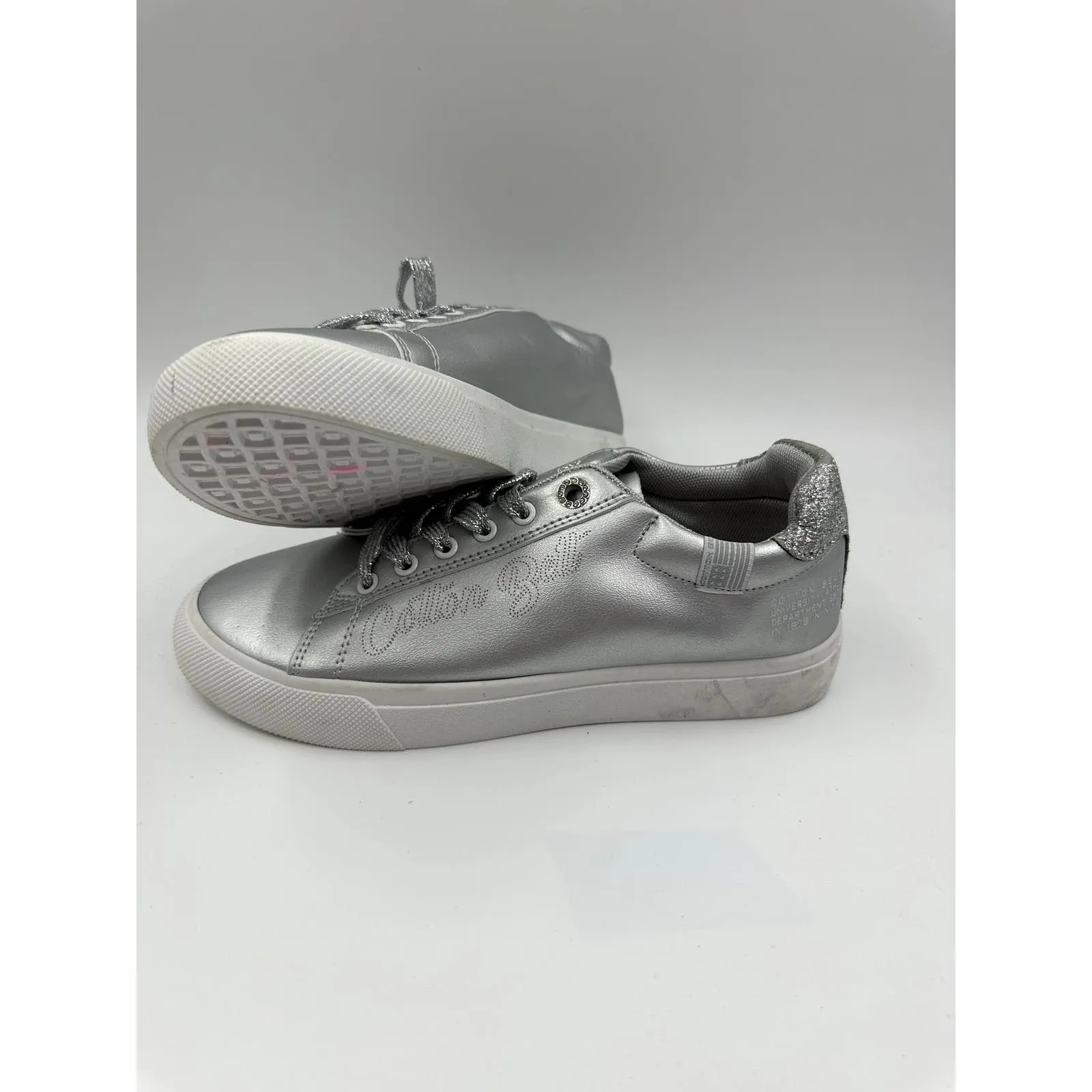 Women's Size 7, Silver Low Top Casual Sneaker w/ White Sole & Silver Laces